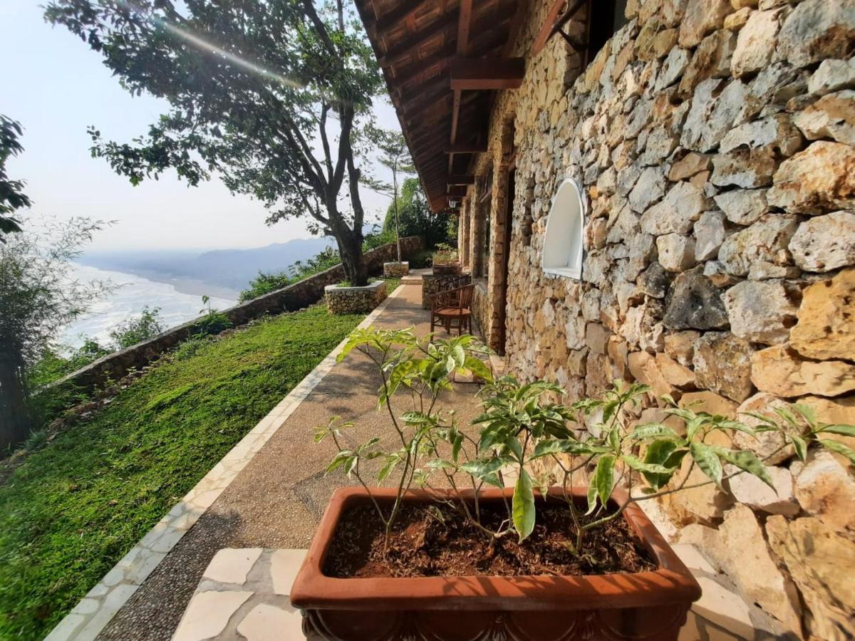 Edge Resort, Yogyakarta Парангтритис Екстериор снимка